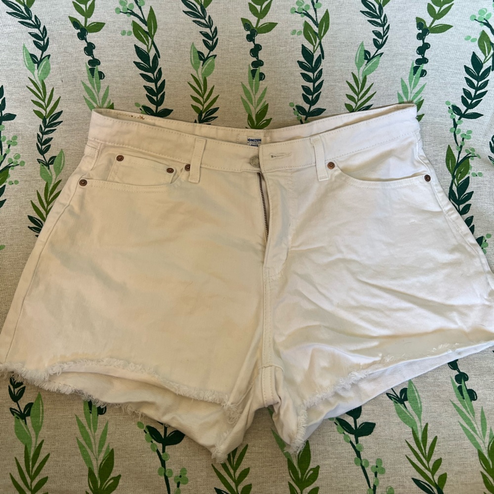Levi’s Highrise white shorts NWOT